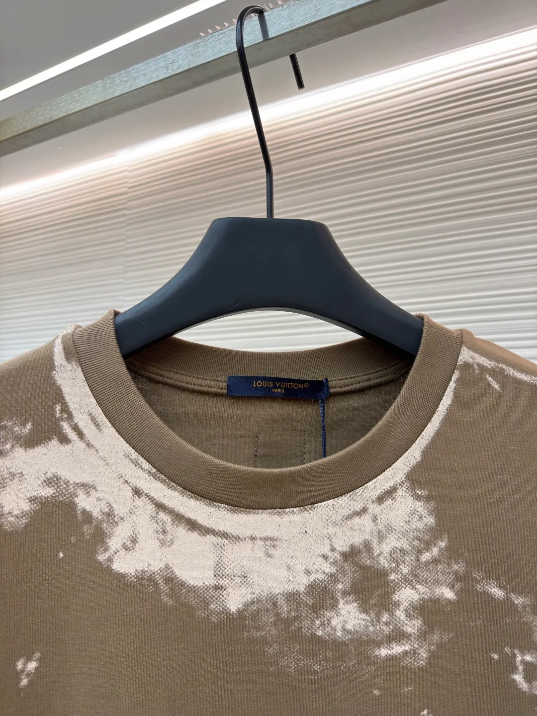LOUIS VUITTON Overprinted round neck illusion printed short-sleeved T-shirt ●Original version: Purchased and developed by 8563 ●Item number: 1682465-A20 ●Fabric: 100% cotton ●Technology: Printing ●Color: Khaki brown ●Version: Fitted version ●Weight: about 305 grams ●Size: S-M-L-XL ●Description: This Louis Vuitton tie-dye lettered short-sleeved T-shirt is made of 260g high-count combed cotton fabric. It has been treated with pre-wash water. The fabric has a soft and skin-friendly touch and a crisp texture, while effectively avoiding the problem of shrinkage and deformation after wearing. The body of the garment uses hand-made tie-dye technology to present a mottled and smudged texture effect. The tie-dye pattern of each piece is unique. It is paired with the classic "Vuitton" letter logo created by embossed silicone printing technology. The printing is processed by high-temperature lamination, which has strong adhesion and is not easy to fall off and crack. The neckline is sewn with double-needle hemming technology and is paired with a ribbed edge design, which is durable and not easy to loosen. The side seams are spliced ​​with embedded clip technology to make the body lines smoother. The overall fabric selection and craftsmanship details continue the brand's high-end clothing standards, taking into account both design and practical wearability. The overall wiring is straight and delicate, the fabric is comfortable and soft, and the color is consistent without color difference. It can be matched with the same style to create a fashionable look and control various occasions. Customized accessories, complete with three standards, same style for men and women!